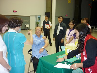 市長呼籲市民鄉親「扶老攜幼」踴躍接種「左流右肺」流感疫苗