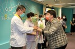 荷蘭貿易暨投資辦事處向台中市防疫前線醫護人員致敬贈花儀式