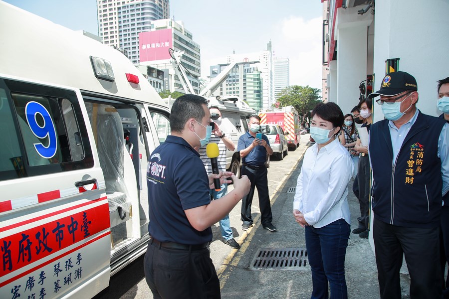 專責救護隊人員、車輛防疫措施介紹(防疫物資、救護車包膜、防疫人員穿脫、清消工作)