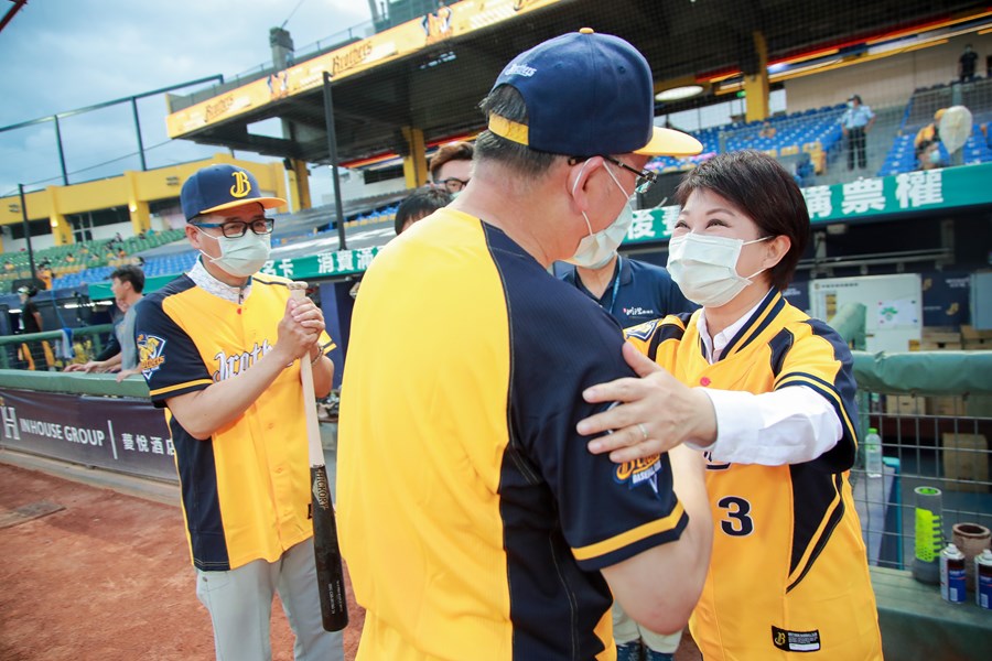 市長將運動局及賽事相關人員至球場會勘，視察座位消毒清潔、觀眾動線規劃分流等防疫措施，維護民眾健康。