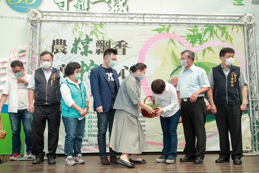 台中市各級農會致贈第一線防疫及醫護人員萬顆肉粽