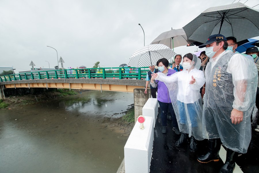 視察安良港排水護岸復建及改善工程