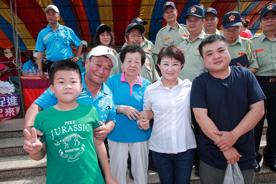 與市長合影