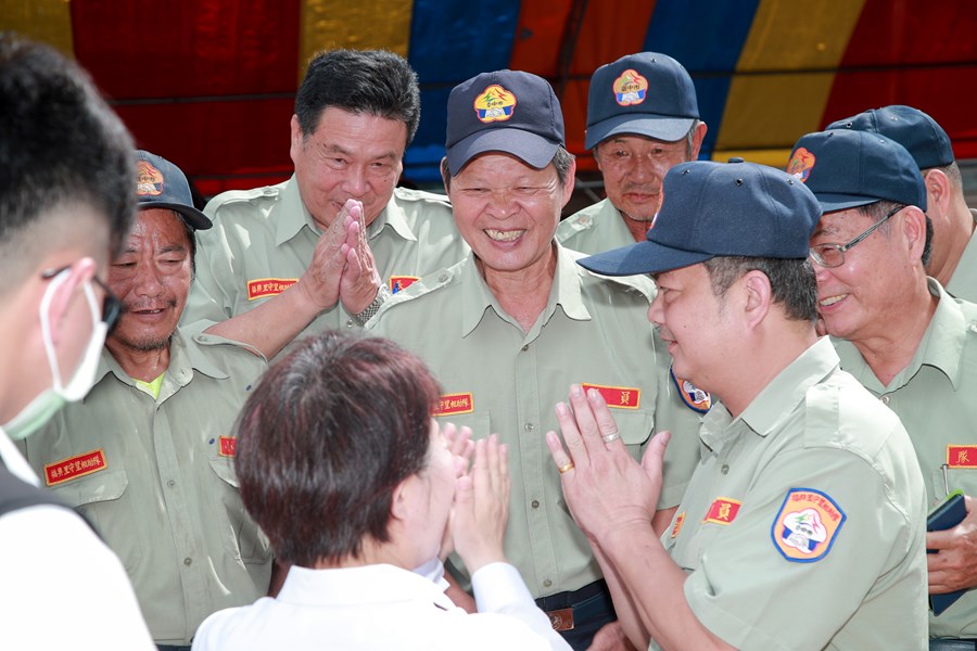 市長熱情的招呼民眾