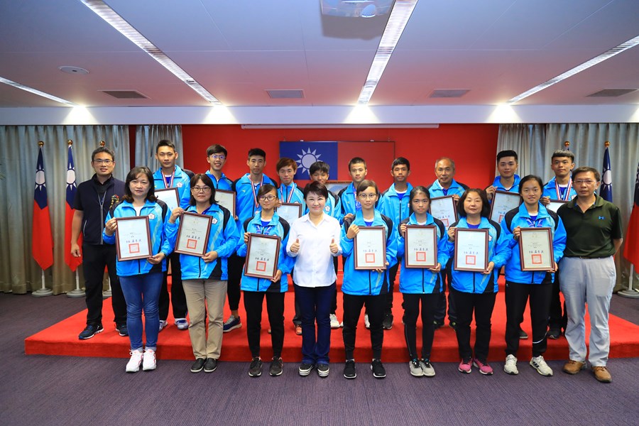 表揚2019亞洲盃競速滑冰錦標賽得獎選手與教練大合照