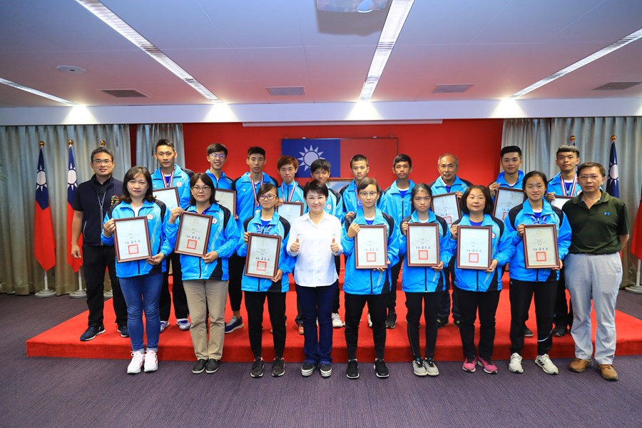 表揚2019亞洲盃競速滑冰錦標賽得獎選手與教練大合照