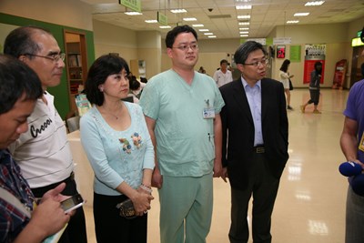 新聞局長與教育局長探視羅國輝傷勢