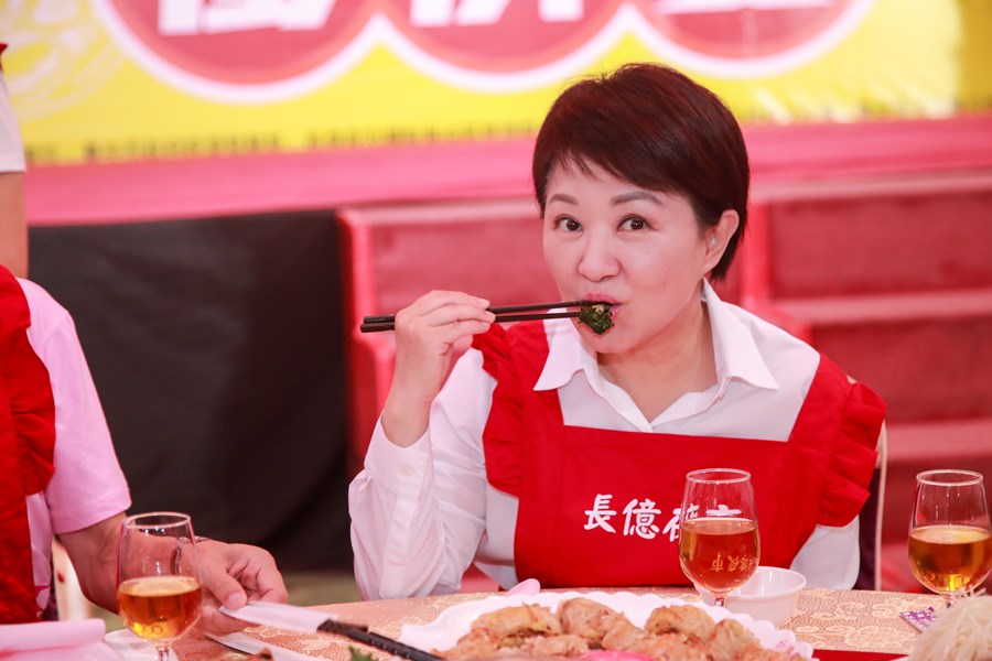 市長品嚐長億夜市特色小吃