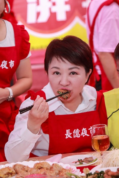 市長品嚐長億夜市特色小吃