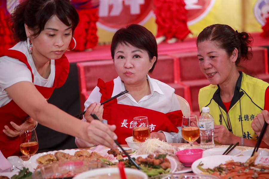 市長品嚐長億夜市特色小吃