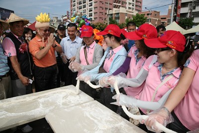 胡市長參加大雅小麥文化節百公尺拉麵活動