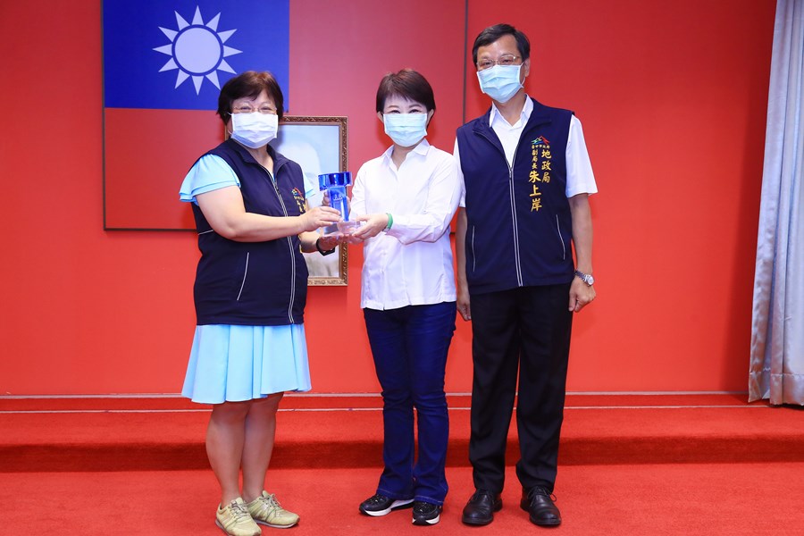 獻獎---市府地政局獲2020國家卓越建設獎--最佳環境文化類優質獎--台中市第13期重劃區內橋梁暨西川二路下方回流溝改建為生態景觀渠道工程