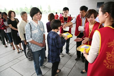 臺中市佛光慈善會在市府川堂發放素食便當