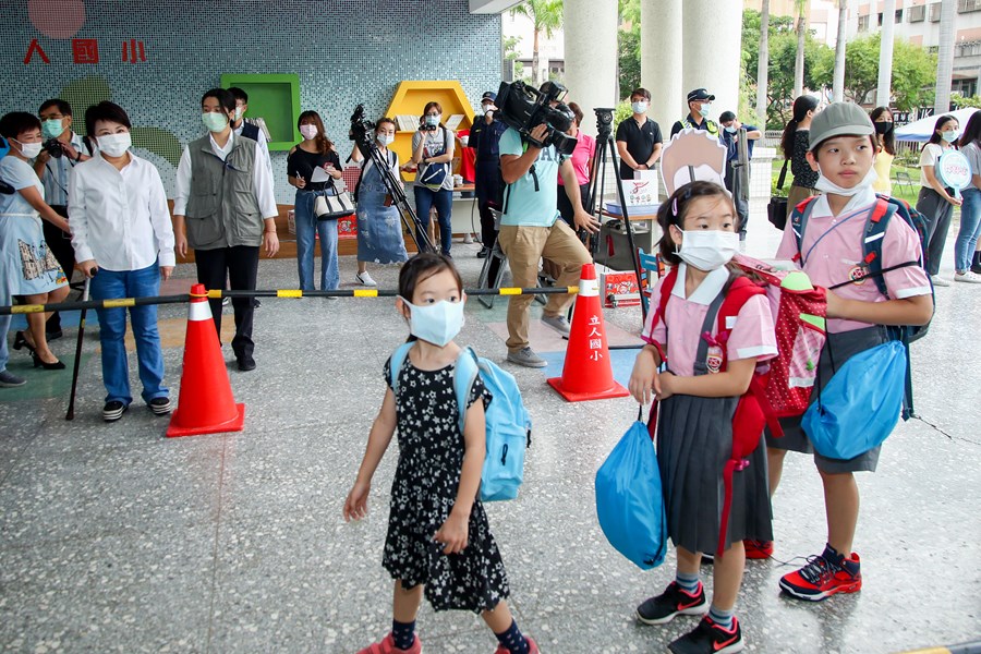 視察立人國小開學日校園防疫