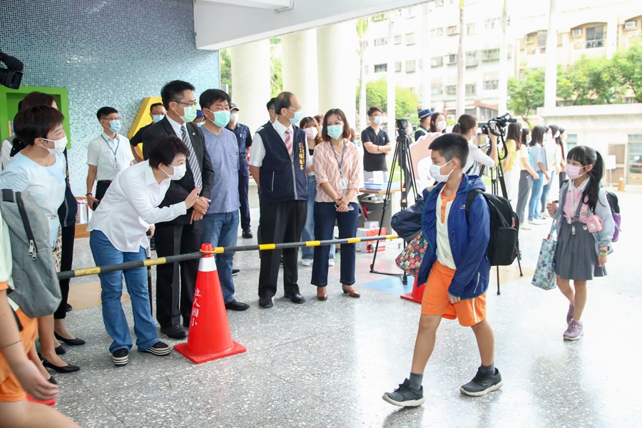 視察立人國小開學日校園防疫