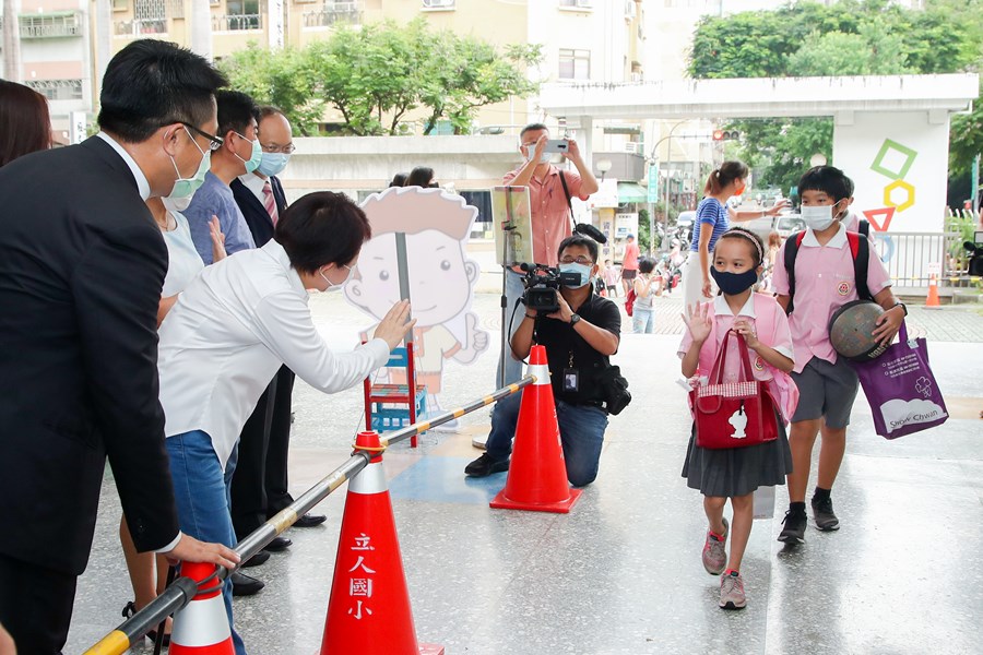 視察立人國小開學日校園防疫