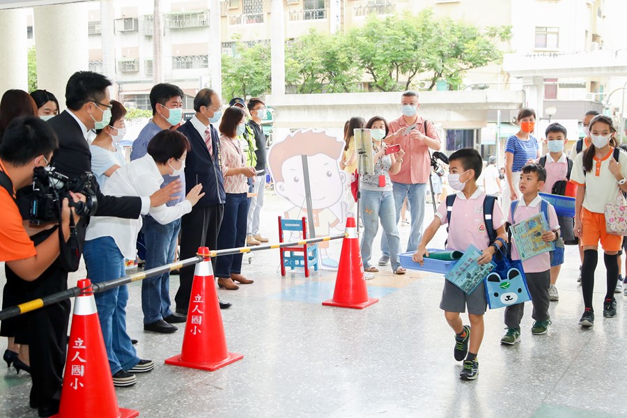 視察立人國小開學日校園防疫