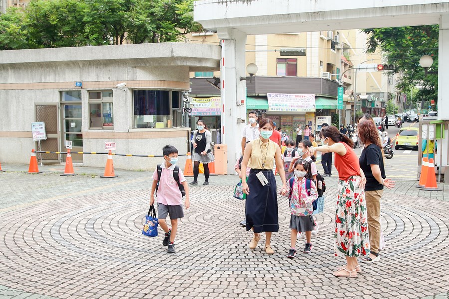 視察立人國小開學日校園防疫