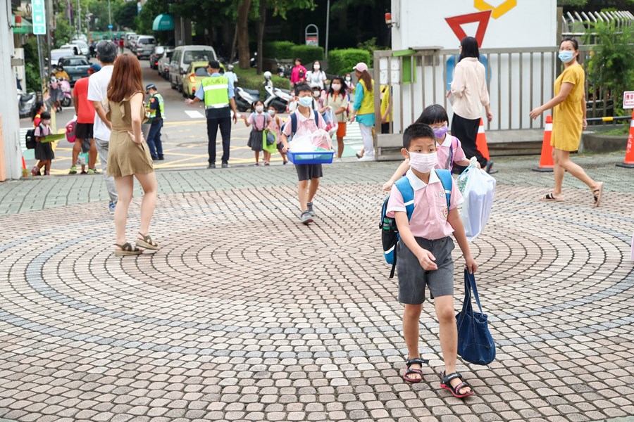 視察立人國小開學日校園防疫