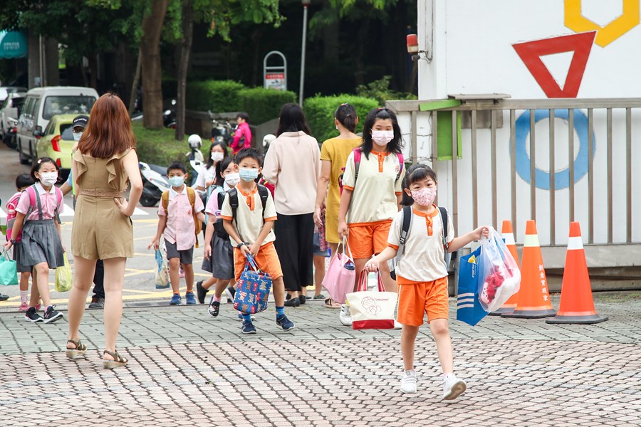 視察立人國小開學日校園防疫