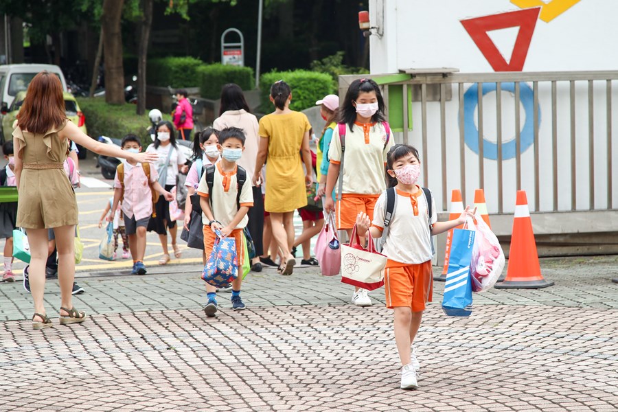 視察立人國小開學日校園防疫