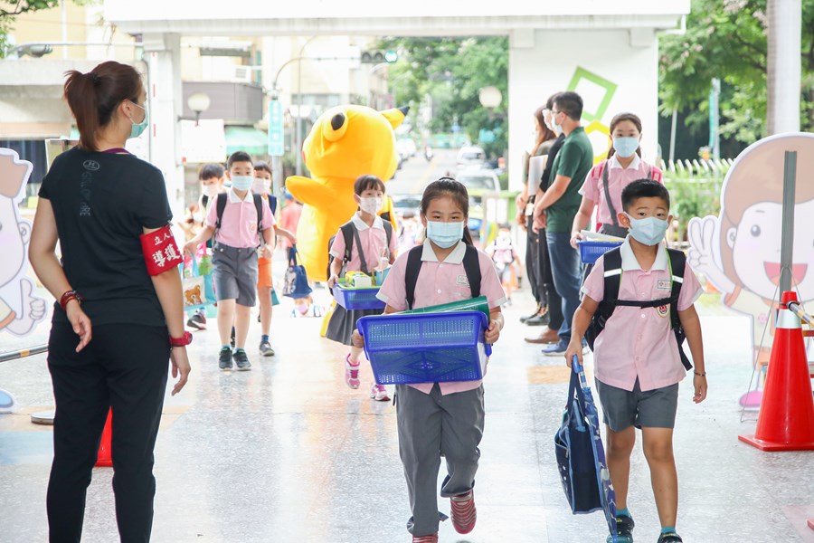 視察立人國小開學日校園防疫