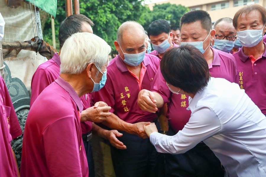 市長與參與大雅區永興宮中元普渡法會民眾互動