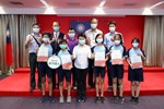 表揚本市豐原區翁子國小的學生參加第60 屆中華民國中小學科學展覽會，在生活與應用科榮獲第一名佳績。