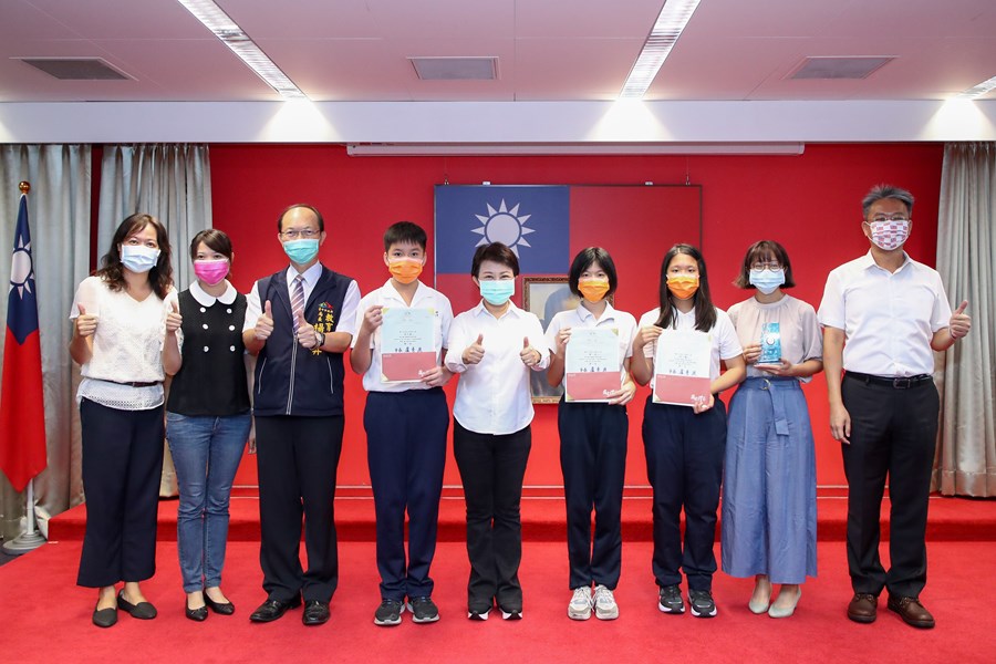 表揚本市西區大同國小的學生參加第60 屆中華民國中小學科學展覽會，在地球科學科內榮獲第一名佳績。