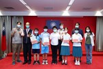表揚本市臺中教育大學附屬實驗小學學生參加第60 屆中華民國中小學科學展覽會，在化學科內榮獲第一名佳績。
