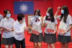 表揚本市臺中中興大學附屬高級中學學生參加第60 屆中華民國中小學科學展覽會，在地球與行星科學科及環境學科內榮獲第一名佳績。