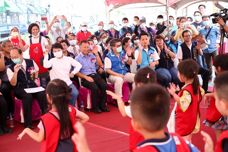 市長跟著樹德非營利幼兒園的小朋友一起舞動