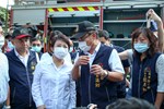 市長慰問消防弟兄及氣爆受波及的住戶