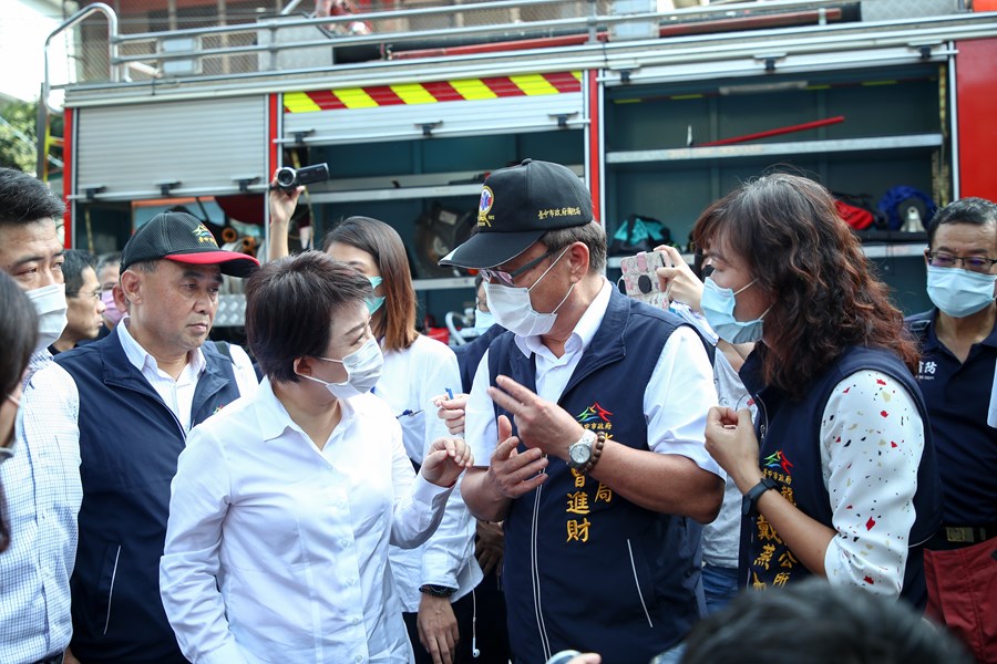 市長慰問消防弟兄及氣爆受波及的住戶