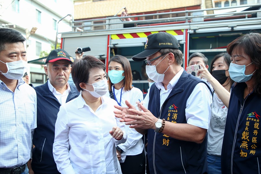 市長慰問消防弟兄及氣爆受波及的住戶