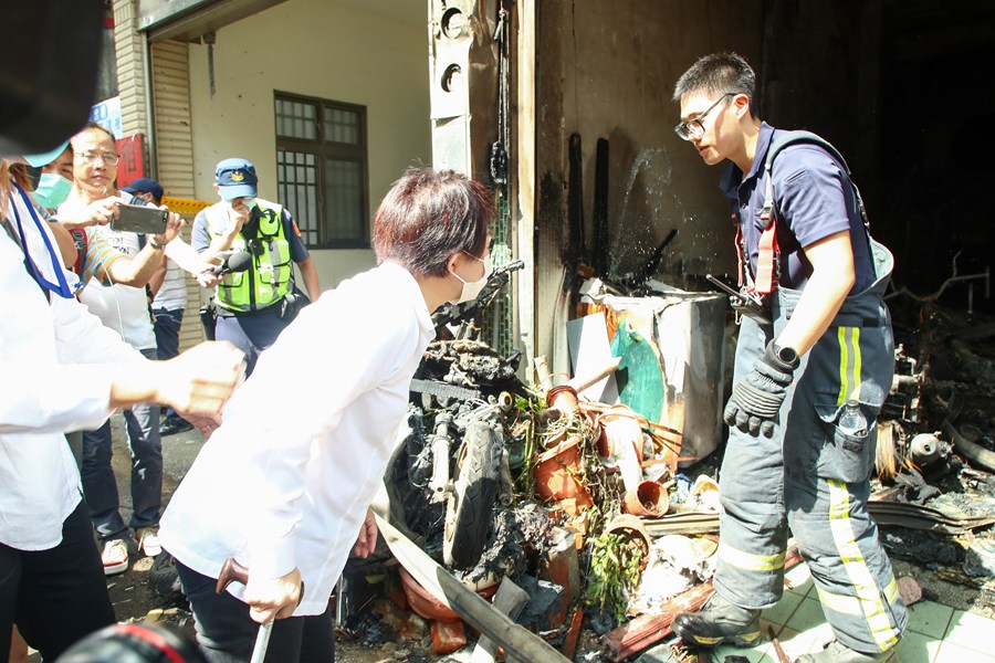 市長慰問消防弟兄及氣爆受波及的住戶