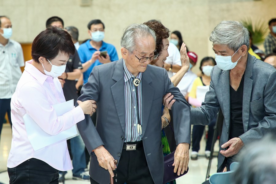 市長與陳銀輝藝術家