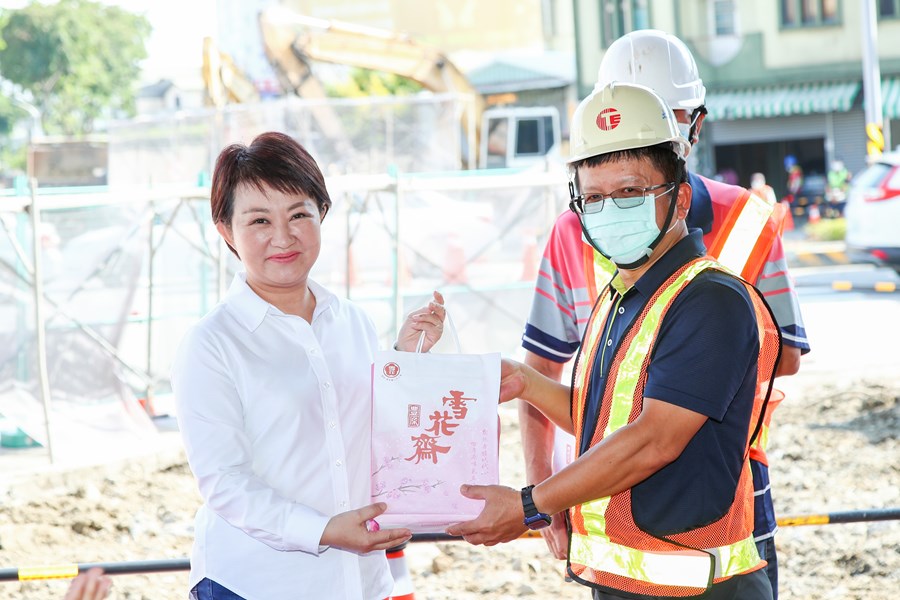 市長發放慰問伴手禮給工程人員
