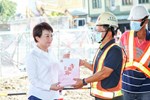 市長發放慰問伴手禮給工程人員