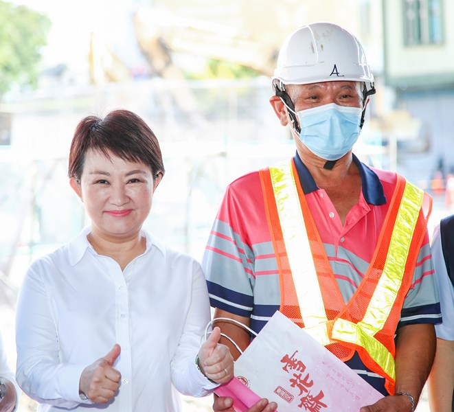 市長發放慰問伴手禮給工程人員
