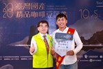 行政院農業委員會農糧署主任秘書陳啟榮與特得獎單位合影