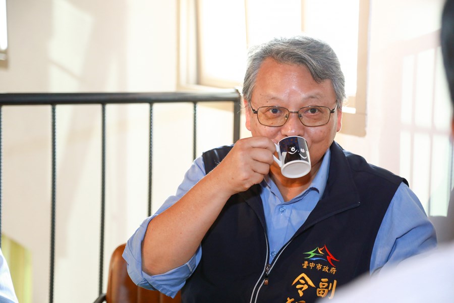 令狐副市長品嘗獲獎咖啡