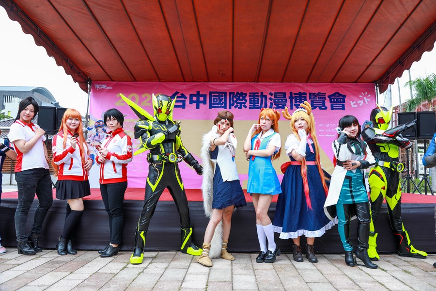 國立台中科技大學動漫社團學生cosplay動漫角色踩街
