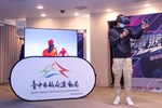 活動代言人「跨欄王子」陳傑體驗VR射擊遊戲