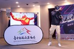 活動代言人「跨欄王子」陳傑體驗VR射擊遊戲