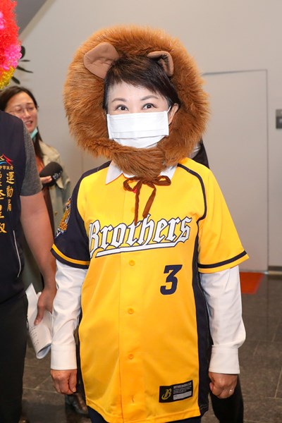 市長戴獅子頭套