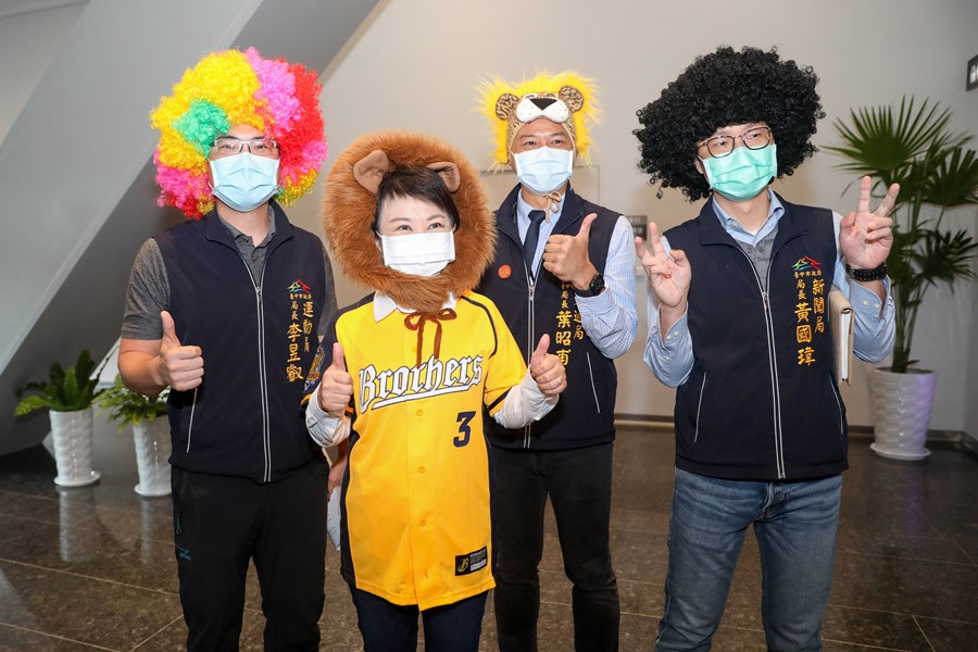 市長戴獅子頭套