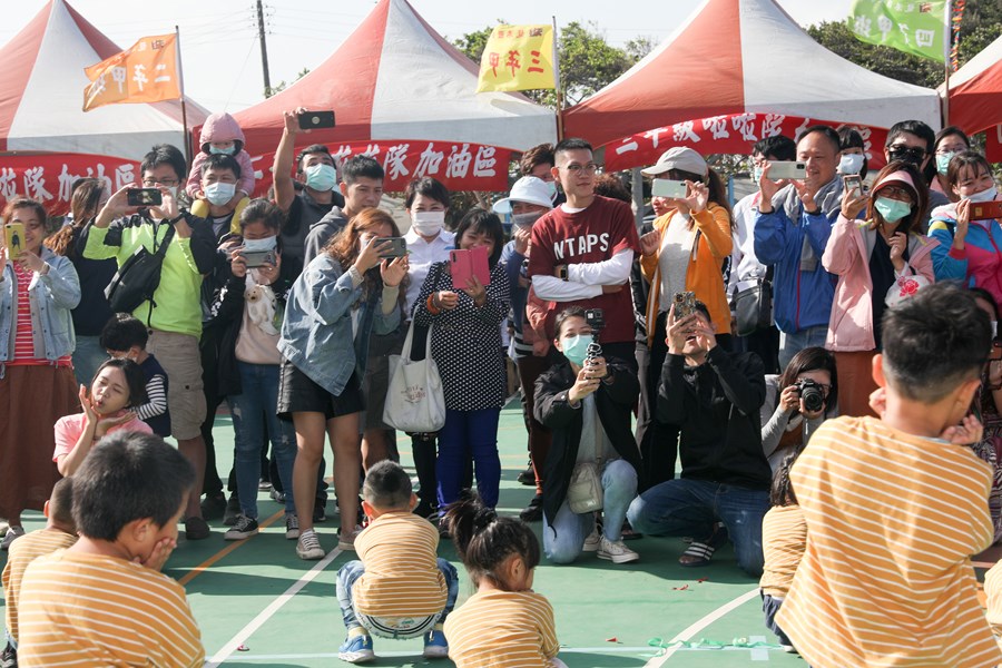 市長欣賞小朋友的才藝表演