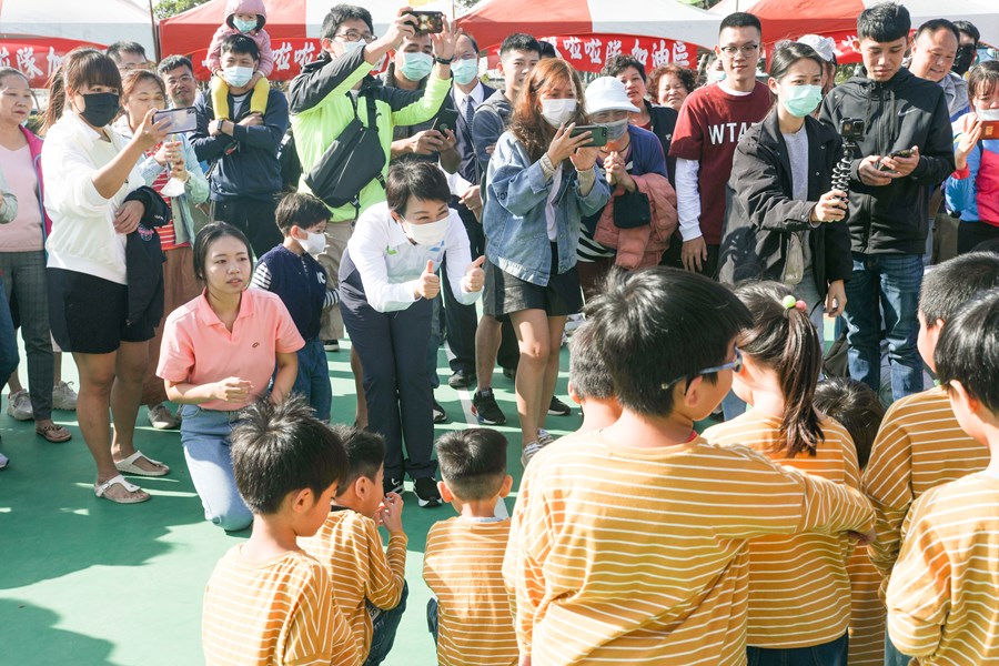 市長欣賞小朋友的才藝表演