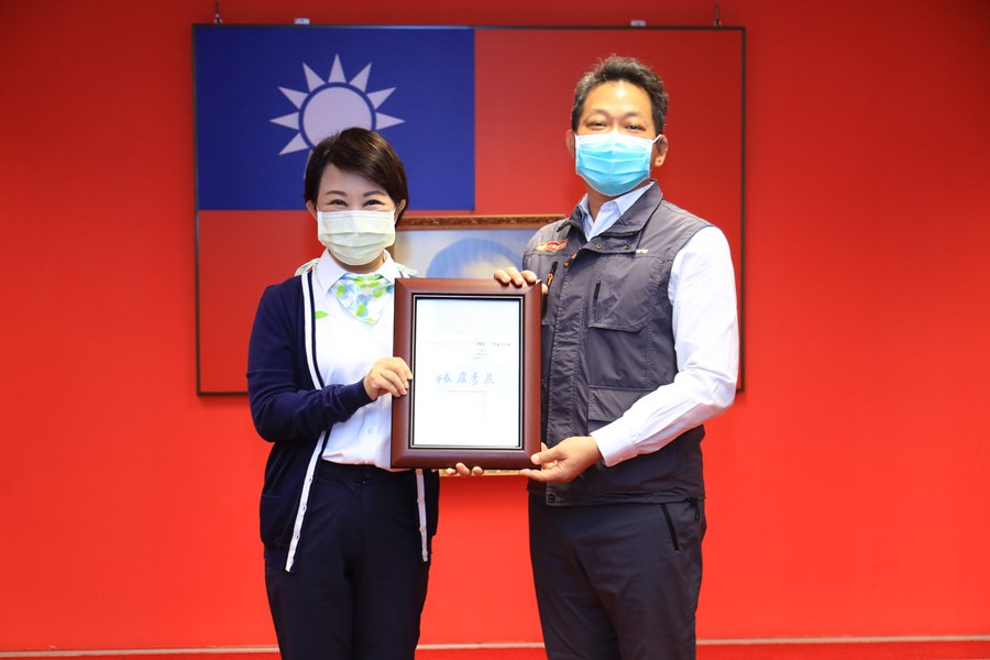 頒發感謝狀-臺中市政府水土保持服務團-臺中市水土保持服務團團長吳安欽